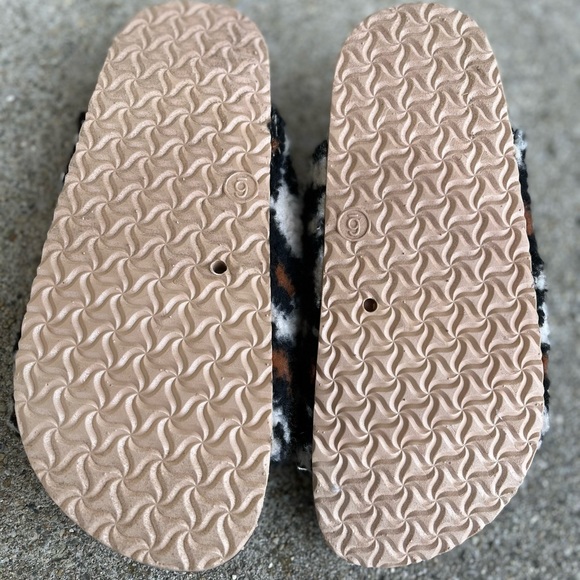 Fuzzy Leopard Print Comfy Indoor Outdoor Sandals Slippers 2 Buckle Comfy ❤️ NWT - Picture 7 of 7